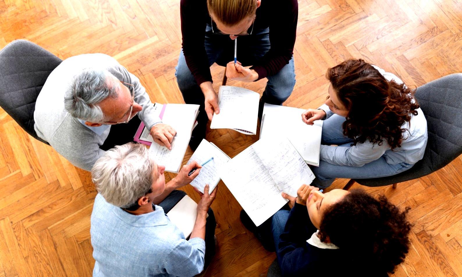 Analyse de données financières sur écran d'ordinateur avec graphiques et tableaux de bord